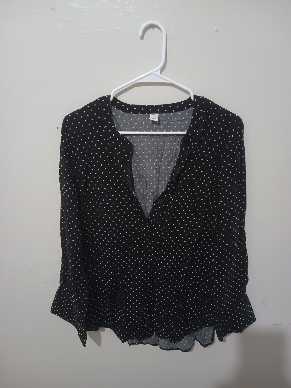 Old Navy Black Polka Dot V-Neck Long Sleeve Blouse